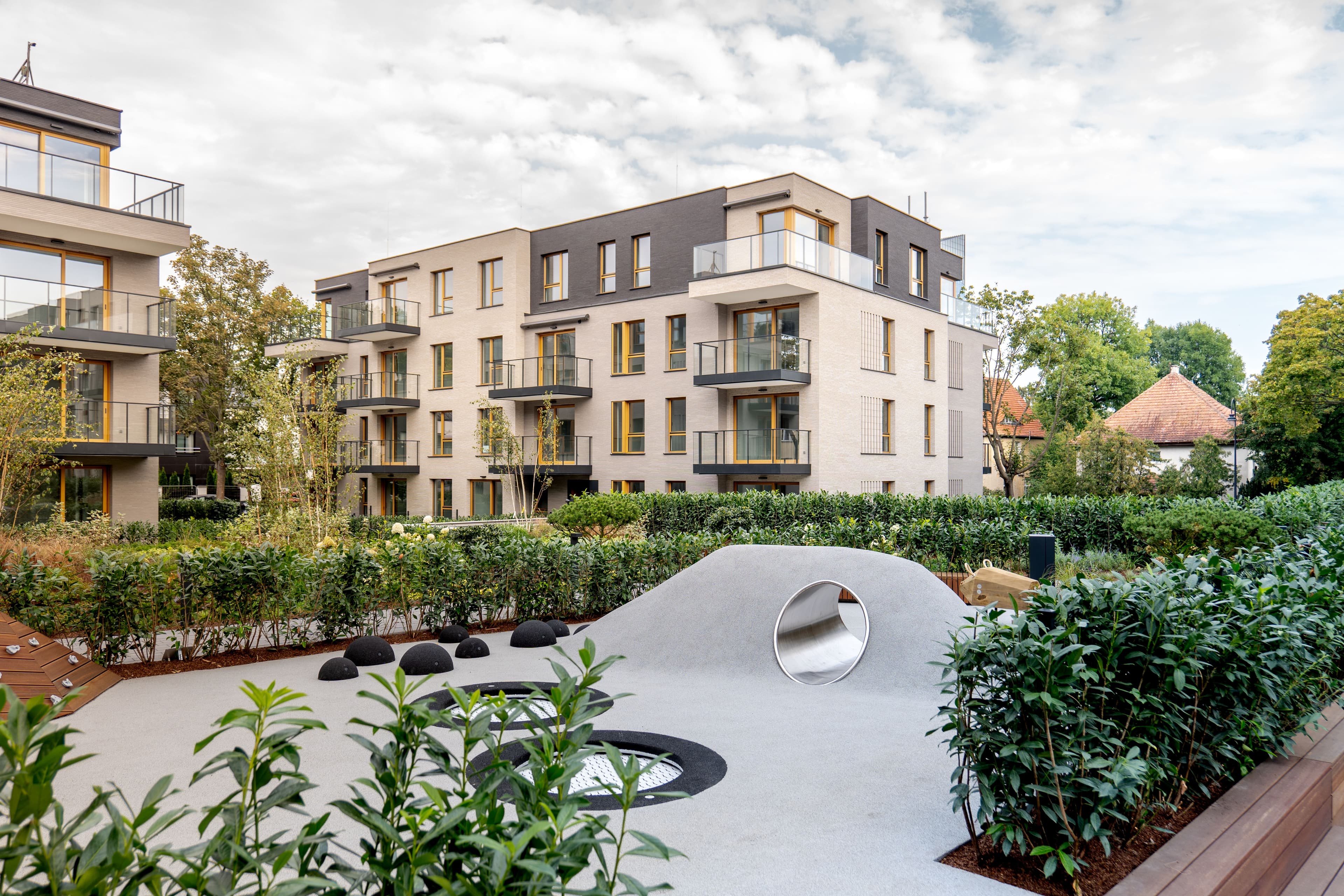 patio z placem zabaw atrium